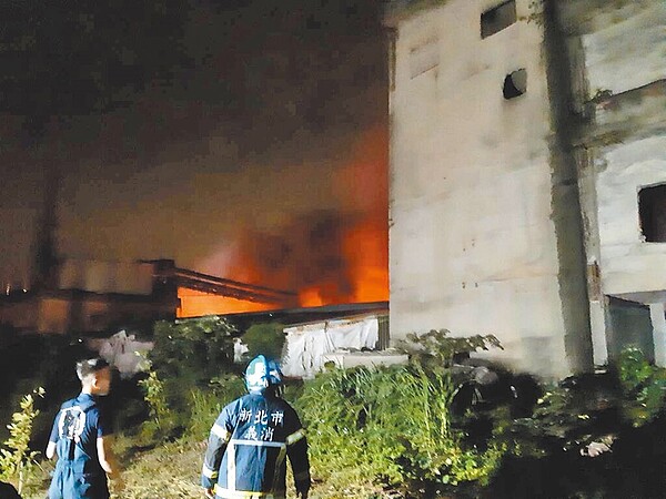 新北市三峽區添福路某鐵皮工廠12日凌晨0時許傳出火警,消防人員搶救4小時後才將火勢撲滅,有2名員工逃生時腳部扭傷,所幸送醫後無大礙。(新北市消防局提供/柯毓庭新北傳真)