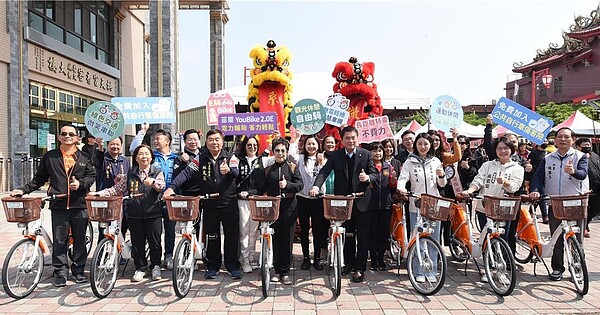 苗栗縣長鍾東錦等人啟用YouBike2.0系統。圖/中時報系資料照片