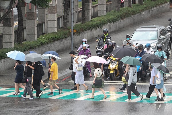 今各地有局部陣雨或雷雨，應注意較大雨勢。聯合報系資料照