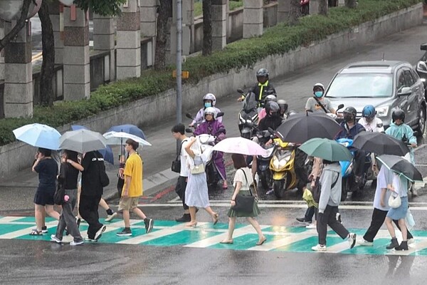 今各地有局部陣雨或雷雨，應注意較大雨勢。圖／聯合報系資料照片