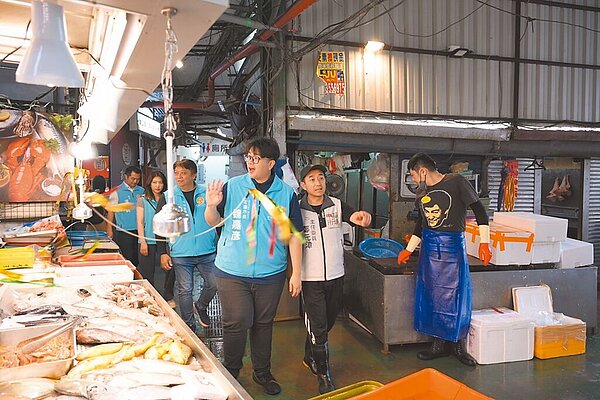 受地震影響，花蓮市傳統市場買氣下滑，市長魏嘉彥（前左）12日到市場關心攤商，並宣布自5月起至今年底將減收租金3至5成，與攤商共體時艱。（花蓮市公所提供／王志偉花蓮傳真）