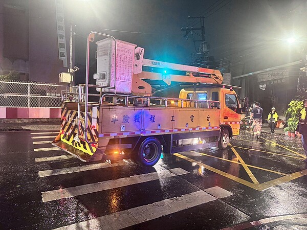 板橋浮洲地區無預警停電,台電搶修中。圖/立委葉元之提供