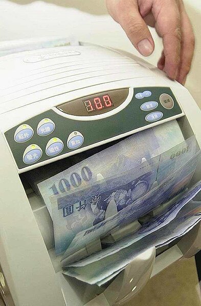 5月報稅季來臨，在萬物齊漲的時代，不少民眾面臨可支配資金減少的困擾，為因應民眾短期資金周轉需求，新光人壽、國泰人壽、臺銀人壽即日起推出保單借款優惠，利率最低下探2.5％起。 圖／聯合報系資料照