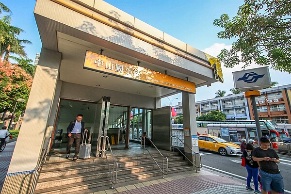 房價貴炸只能取捨生活機能?天龍國這站什麼都有 「1年賣近300間房」完封新北 中山國小站周遭擁有捷運、超市、綠地,促進房市熱絡,近一年交易量292件。圖/永慶房產集團提供