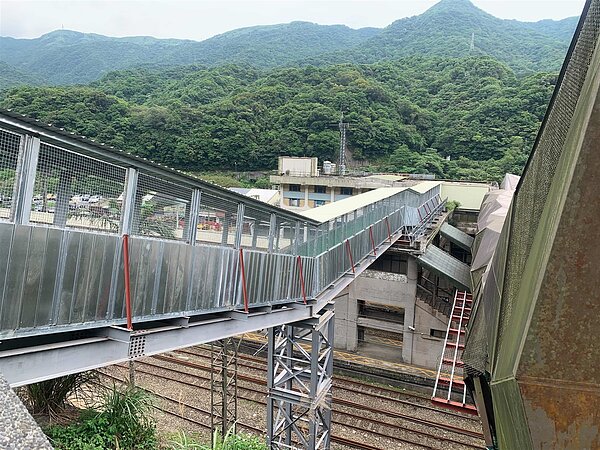 「貓橋」自14日起封橋施工，觀旅局提醒，過渡時期請當地居民及遊客改走臨時便橋通行。圖／新北市觀旅局提供
