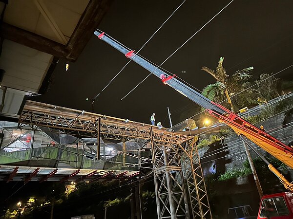 為不影響火車通行及遵守台鐵相關安全規範，工程搶在每日凌晨僅4個小時施工，儘快搭設臨時便橋。圖／新北市觀旅局提供