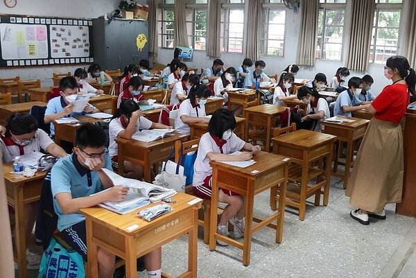 國中教育會考5月18日至19日登場，國健署呼籲家長關注家中孩子的壓力狀況，適時給予正確引導。圖/聯合報系資料照片