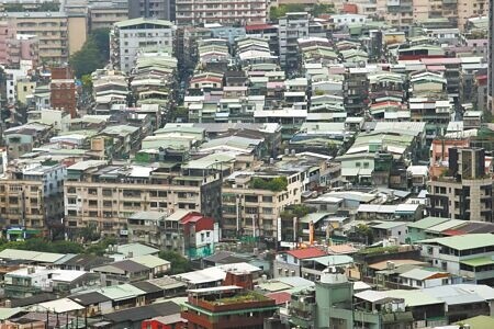 全台近247萬戶住宅免繳房屋稅，年增5.9萬件，以新北市27.5萬件最多。圖為新北市板橋區的市容景觀。（黃世麒攝）