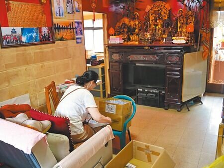 花蓮大地震後,台北市部分老舊建築出現損傷,其中較為嚴重的就是屋齡超過60年的南機場整建住宅。(黃敬文攝)