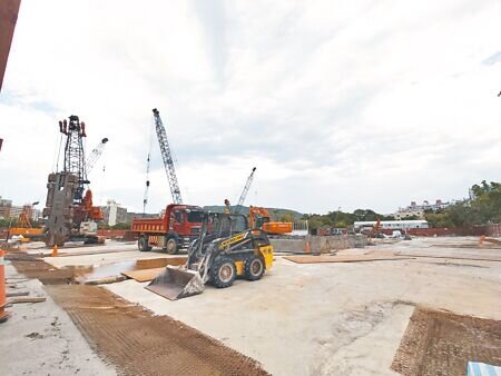 高雄市政府與國家住都中心合作,於城中城舊址不遠處興建「七賢安居」社會住宅,將優先提供城中城受災戶租住,預計2028年完工。(任義宇攝)