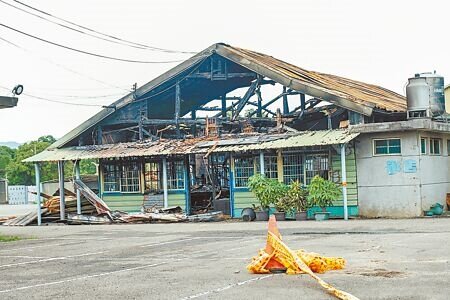 新竹縣竹東鎮「中油資源莊冰店」12日晚發生火警付之一炬,消防局鑑識人員13日現場採證,初步研判電器問題可能是起火原因。(羅浚濱攝)