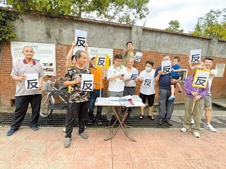 
台灣自來水公司預計在桃園龍潭三坑老街興建中繼加壓站，居民群起反對，近日籌組自救會並開始連署，預計6月將前往市政府前抗議。（呂筱蟬攝）
