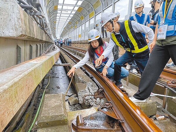 新北市議員張嘉玲(左一)13日辦理捷運環狀線會勘,親自走進軌道了解損壞情形。圖/議員張嘉玲提供