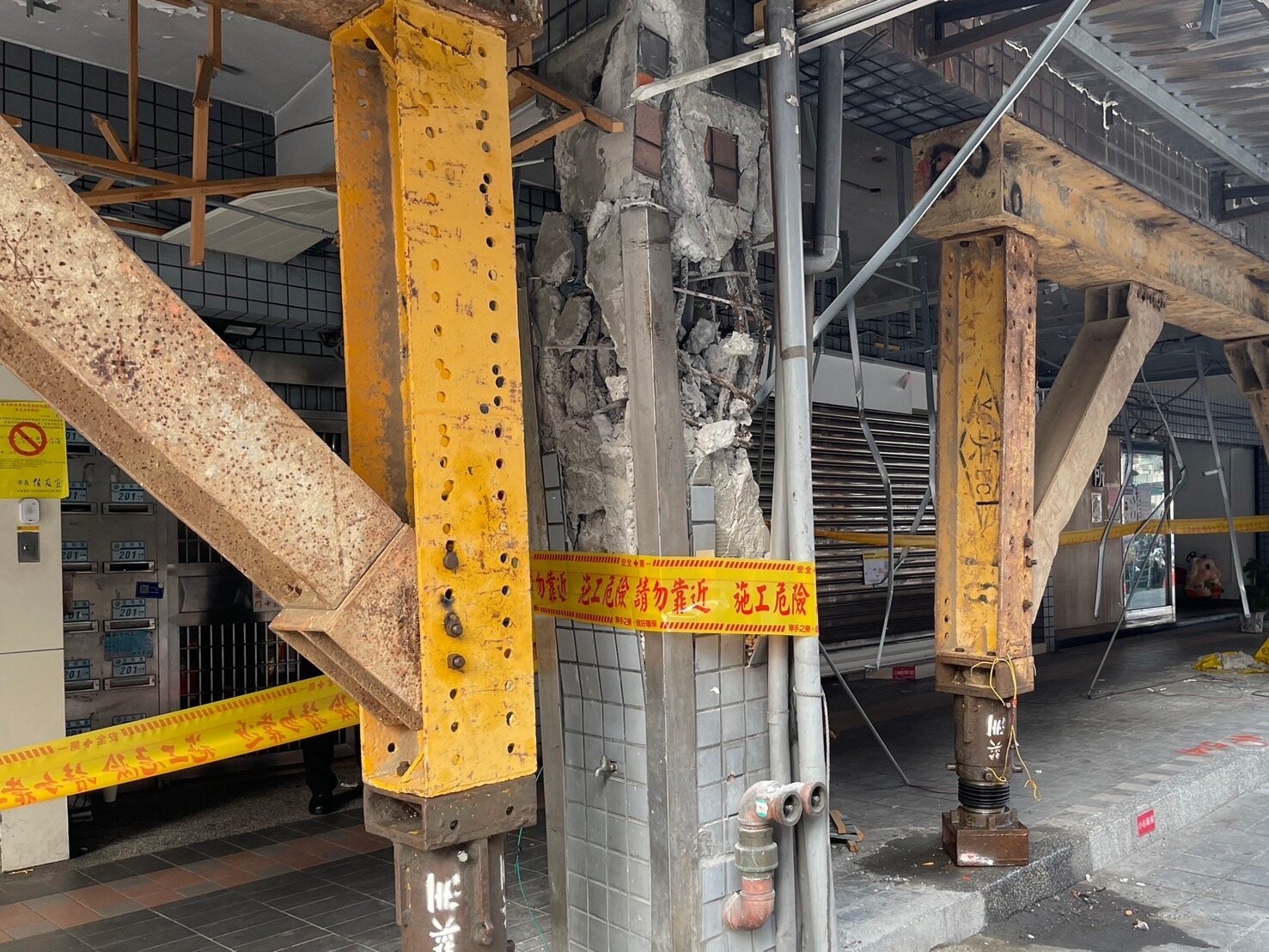 新北建物受損已有11件紅單、20件黃單,集中在土城、中和等地,能否順利都更引發討論。記者李成蔭/攝影