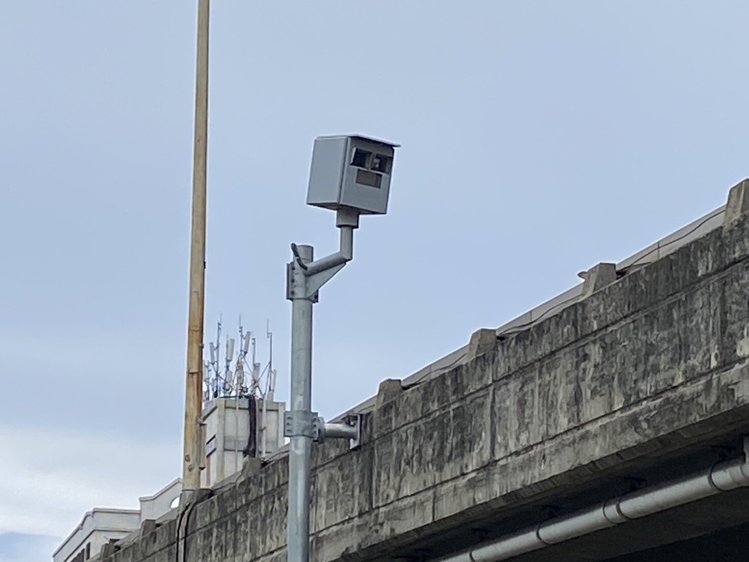 高市鼓山中華路高架橋南北向各設1支測速照相桿,1年多仍未啟用。記者石秀華/攝影