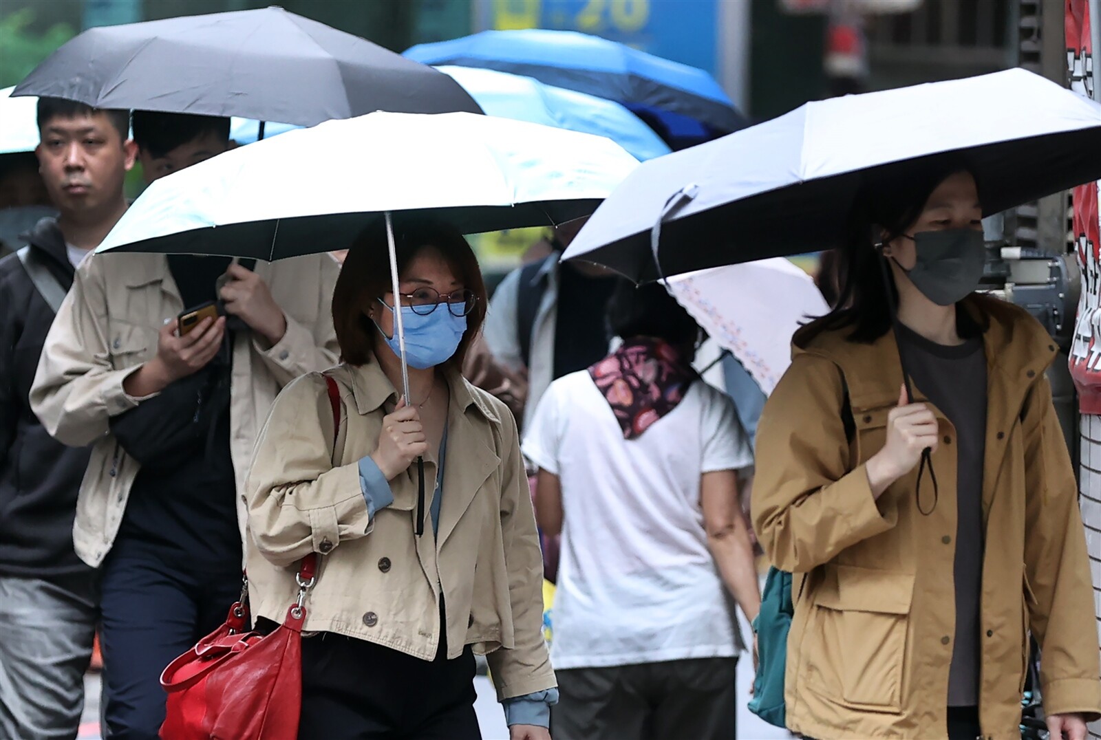 今天鋒面通過，各地降雨明顯且氣溫驟降。明天各地大致多雲到晴，但早晚溫差大。周四這波東北季風較周二強，溫度會再更低，北部約17至18度，局部地區有機會降至16度。記者侯永全／攝影 