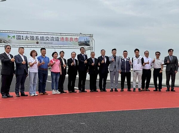 台中「國道1號銜接台74線交流道工程」完工,行政院長陳建仁主持通車典禮,台中2026市長可能人選也全到齊,包含藍營江啟臣、楊瓊瓔,綠營何欣純、蔡其昌。記者劉柏均/攝影