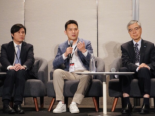 雲豹能源共同創辦人暨副總經理譚宇軒(中)日前受邀出席全球知名信評機構標普全球市場財智(S&P Global Market Intelligence)永續論壇,透露公司正布局碳權交易,未來協助更多企業達成淨零目標。圖/雲豹能源提供