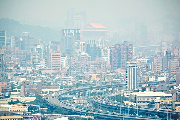 國衛院研究發現，PM2.5若能下降，將可降低肺癌、中風、慢性阻塞性肺病、缺血性心臟病等4種疾病死亡率，圖為雙北地區眺望遠方時一片朦朧。圖／杜宜諳攝