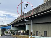 高雄這兩支測照桿遭爆1.5年沒電　警急修正明啟用