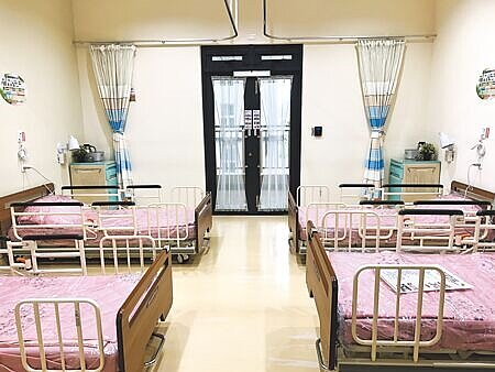 台北市長蔣萬安競選時提出「長照三箭」政策,承諾6個月內增加市立聯合醫院500床長照床位,聯醫總院長蕭勝煌14日表示,聯醫扮演的是急性照顧角色,若因為長照床壓縮到急性床,對民眾就醫也不公平。圖為廣慈長照機構。(劉瑋晴攝)