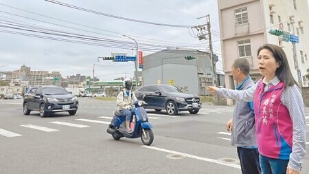 
桃園市中壢區中正、志廣與三民路口為多岔路口，市府交通局在道路畫設分向槽化線，因設計不良導致行經車輛會壓到槽化線因此被開罰單，市議員謝美英（右）邀集相關單位會勘，要求交通局設法改善。（呂筱蟬攝）
