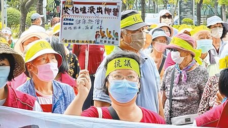 
台南市柳營區200多位鄉親不滿柳科焚化爐開發案死灰復燃，14日到新營民治市政中心抗議。（張毓翎攝）
