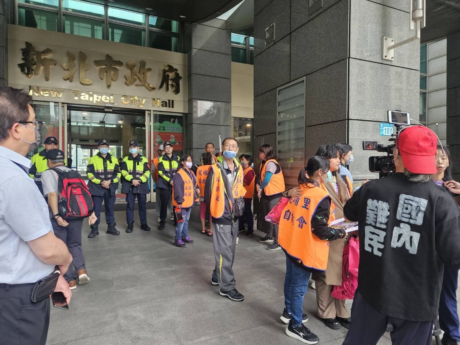 新北市政府於三峽有意進行麥仔園地區都市計畫,不過當地民眾不滿家園被徵收,今天上午新北市府國土計畫審議專案小組會議進行前,居民聚集市府門前抗議。記者李定宇/攝影