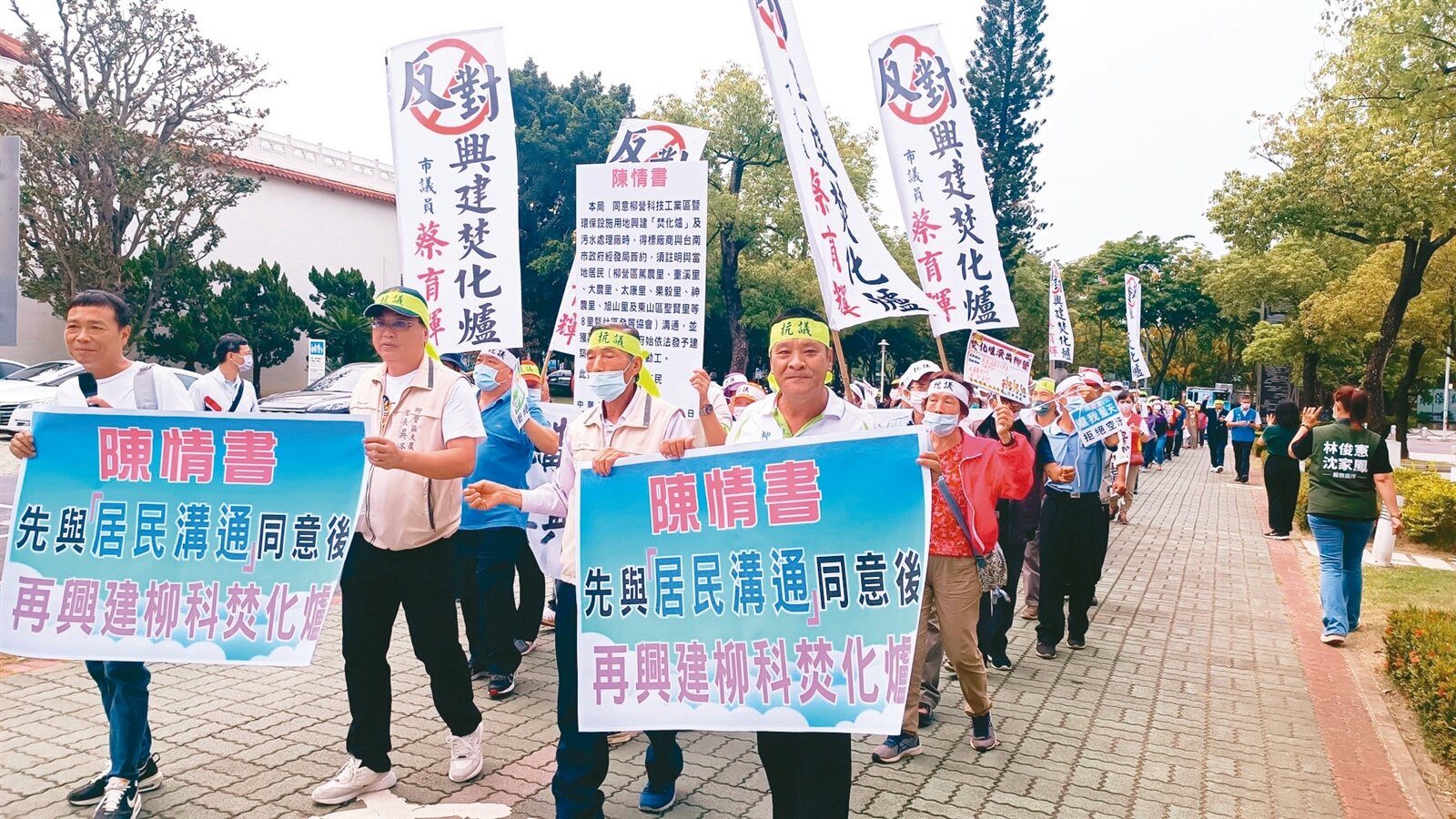 台南柳營科學園區擬蓋焚化爐遭在地反彈, 逾200名柳營鄉親昨到市府新營民治中心拉布條抗議。記者謝進盛/攝影
