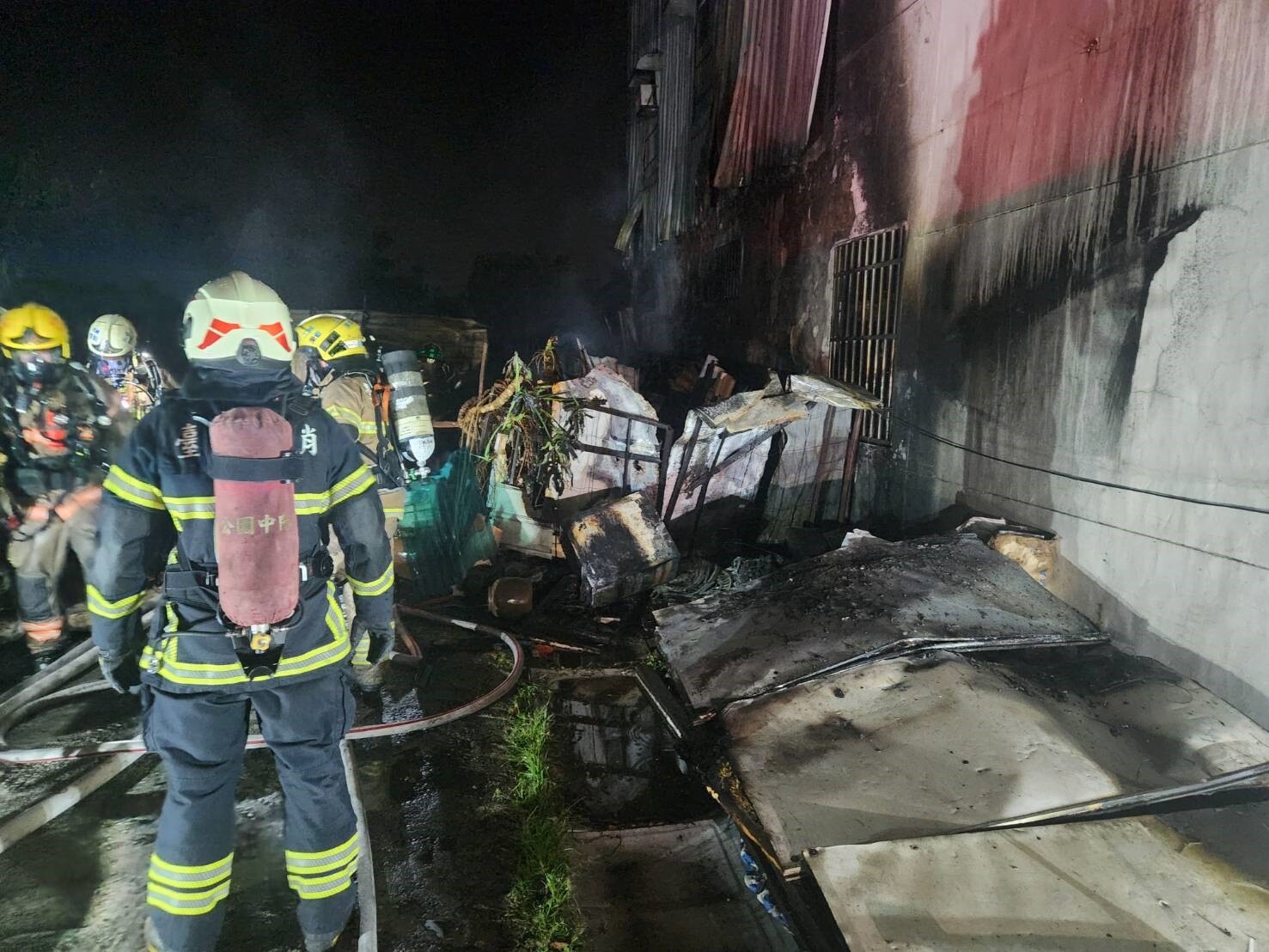 台南市安南區安中路五段一處移工宿舍外工寮，今晚突然冒出火煙，消防人員出水滅火。記者黃宣翰／攝影 