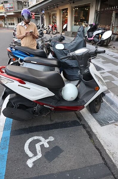 道交條例14日通過修正,限縮民眾檢舉項目,未戴安全帽、逆向停車、人行道及行穿線臨停、人行道及行穿線停車、占用身障車位等情況,仍開放檢舉。記者曾學仁/攝影