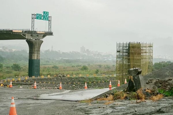 台中東豐快速道路第4與第5標(圖左)完工,第3標(圖右)預定2026年完工,東勢與石岡段先通車。圖/立委江啟臣提供