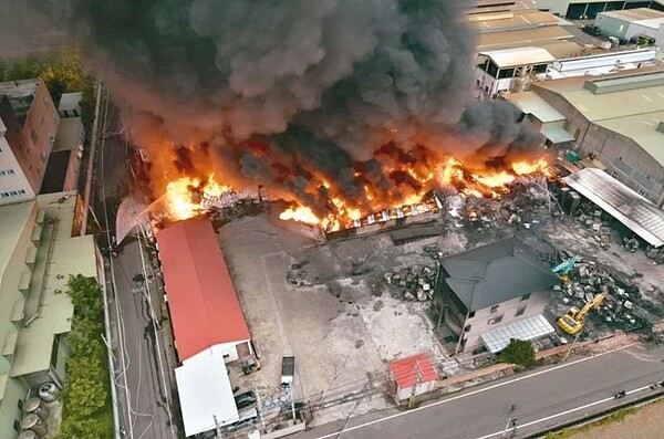 台南佳里區的塑膠工廠深夜大火,消防人員搶救17小時終於撲滅,圖為14日上午空拍燃燒情況。圖/台南市消防局提供