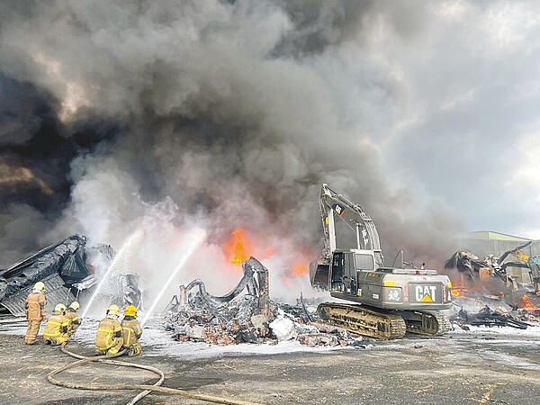 台南市佳里區海澄里一家塑膠工廠13日晚間9時50分發生火警,3000平方公尺廠房陷入火海,持續冒出烏黑濃煙與惡臭,消防隊搶救16.5小時才撲滅火勢。(民眾提供/寶智華台南傳真)