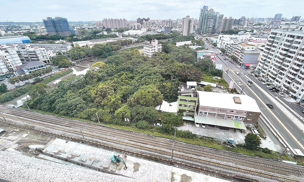 桃園市鐵路地下化南移的平鎮車站永久站址，桃園市政府傾向設於平鎮區環南路與老街溪間，將再跟鐵道局溝通。（黃敬平提供／蔡依珍桃園傳真）