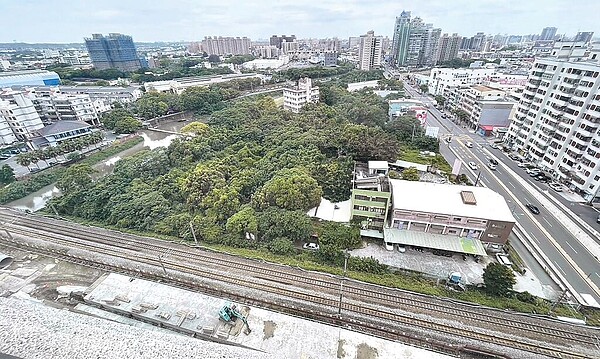 桃園市鐵路地下化南移的平鎮車站永久站址，桃園市政府傾向設於平鎮區環南路與老街溪間，將再跟鐵道局溝通。（黃敬平提供／蔡依珍桃園傳真）