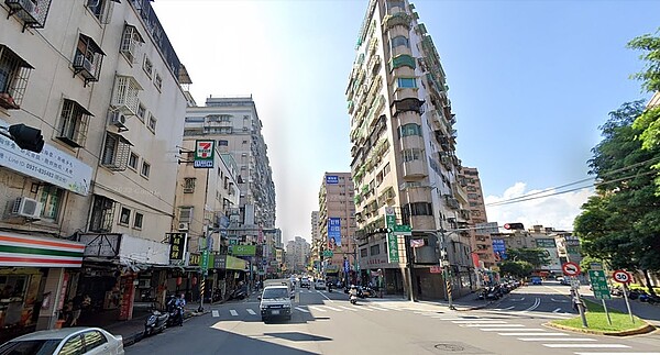 新案價走高「價差20萬」 土城4字頭太吸睛搶手! 土城海山站近一年平均交易單價4字頭吸睛,陳炳辰指出,海山站周邊生活機能便利,與目前暫緩重劃區新推案站上6字頭來比較,4字頭房價的確誘人。圖/google map