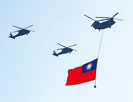 前白宮官員何瑞恩撰文指出,賴清德如果要連任第二任期,這4年幾乎必須轉向台灣政治光譜的中間,而不是迎合一小部分不顧一切支持台獨或統一的選民。圖為520將舉行正副總統就職典禮,15日國軍組合訓練,直升機吊掛巨幅國旗率先進場,旋翼機隊緊跟在後。(陳君瑋攝)