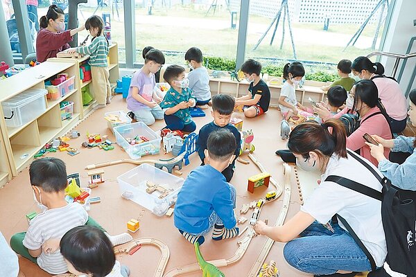 苗栗縣頭份親子館今年3月底啟用,但開幕1個多月,就發生館內漏水、戶外步道積水等問題。(苗栗縣政府提供/李京昇苗栗傳真)