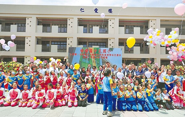 台中市梧棲區中正國小15日舉行仁愛樓、信義樓及午餐廚房拆除重建暨幼兒園新建落成典禮，地方人士到場祝福，場面熱鬧。（台中市政府提供／張妍溱台中傳真）