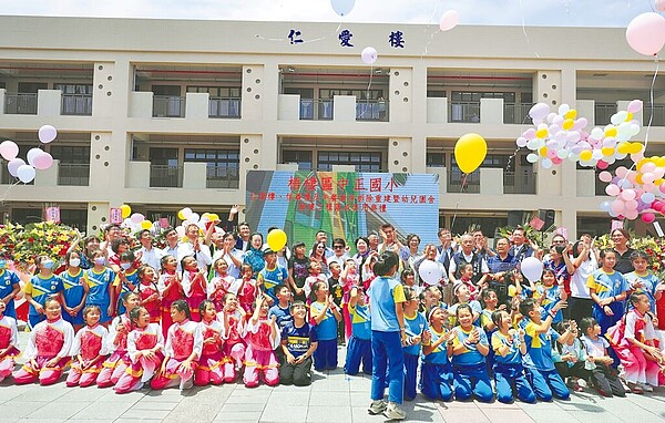 台中市梧棲區中正國小15日舉行仁愛樓、信義樓及午餐廚房拆除重建暨幼兒園新建落成典禮，地方人士到場祝福，場面熱鬧。（台中市政府提供／張妍溱台中傳真）