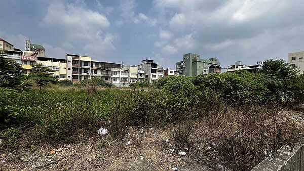 南投交通轉運站用地閒置多年,雖然在南投市精華區,卻雜草叢生成為髒亂點。記者江良誠/攝影