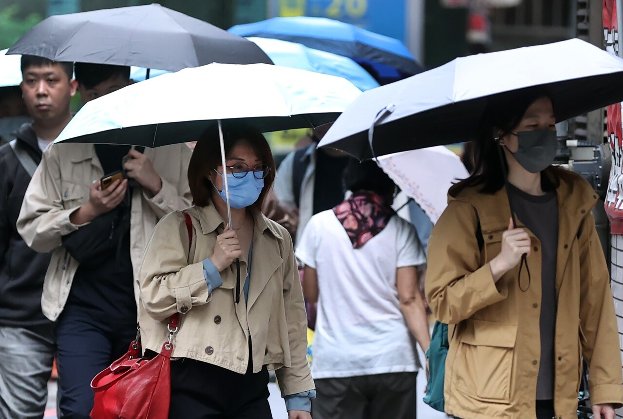 北台灣近來天氣多變，回歸冬天涼意氛圍，不少民眾外出時都拿出家中厚外套保暖。 聯合報系資料照片／記者侯永全攝影