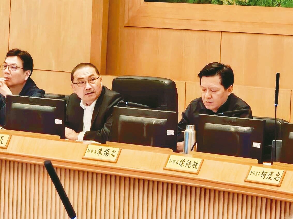 新北市長侯友宜（中）表示，地政局近年開發土地挹注市庫383億元，如何穩定房價也是重要的事。記者李定宇／攝影 