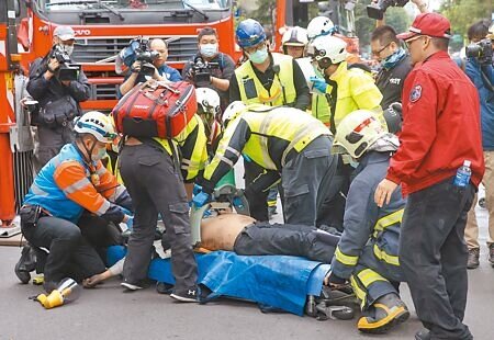 北市錢櫃KTV林森店2020年發生大火釀6死72人受傷,是台北市近年最嚴重的公共安全事故。圖為消防隊在火場救出52人送醫。(本報資料照片)