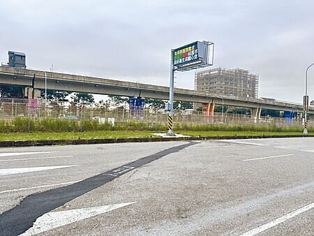 桃園市青埔地區居民反映高鐵列車行經時噪音過大,環保局監測確認噪音超標,要求高鐵公司限期內提出改善計畫。(呂筱蟬攝)