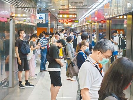 
高雄捷運站月台悶熱引發民眾討論，高捷公司表示配合節能政策，各站空調運轉時間都有滾動式調整。（任義宇攝）
