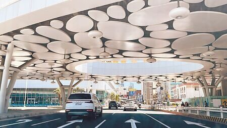 民代質疑新高雄火車站竟無設計地下連通道,高雄市長陳其邁15日表示,以現行工法技術興建地下連通道是可行的。(柯宗緯攝)