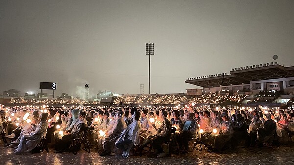 今年3月「告五人」樂團在宜蘭運動公園開唱，吸引了4萬人入場，卻也遇到下雨讓歌迷得在雨中聽歌，地方再次掀起興建小巨蛋的聲音。圖／民眾提供