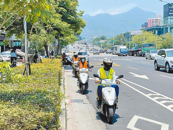 台北市交通局祭出補助方案，民眾同時參加機車駕駛訓練與道路安駕訓練課程，除交通部公路局補助2500元外，北市創全國之先加碼補助2700元，等於可免費報名。圖為道訓學員實際上路騎乘。（台北市交通局提供／劉彥宜台北傳真）